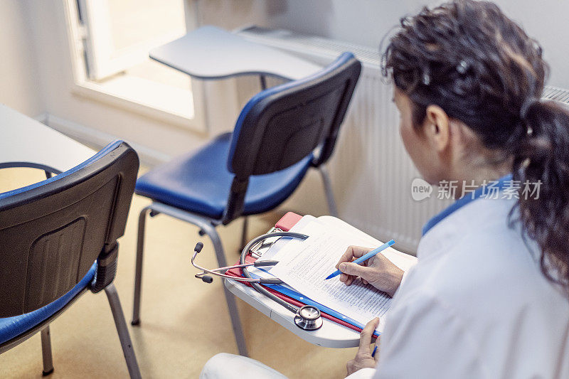 女医生在研讨会/医学检查/书写笔记